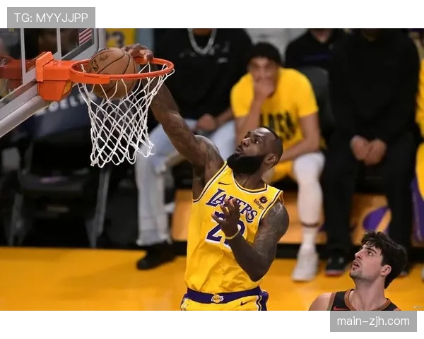 特写:詹姆斯在客场收到掘金主场赠送的40000分纪念篮球