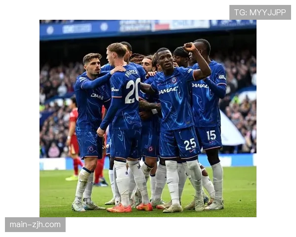 特写:在训练课后加练传跑默契,切尔西双星恩佐与凯塞多探讨传球时机